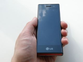 LG bl40 chocolate in the hand