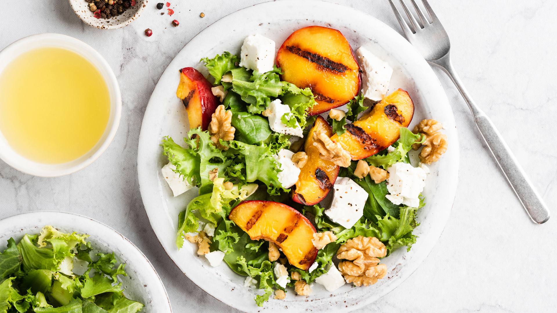 Ensalada de nectarina y queso feta con aceite de oliva