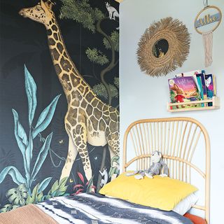 childs bedroom with giraffe wall mural