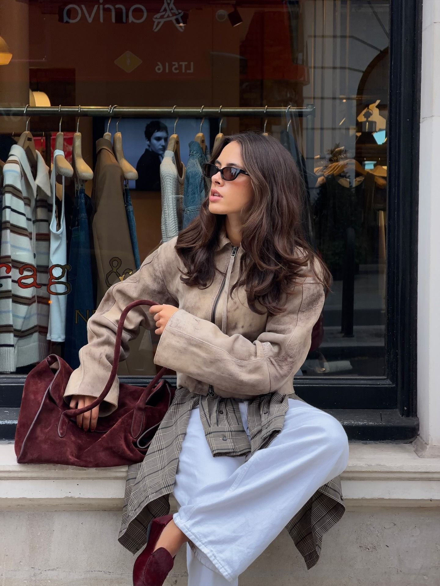 Fashion person Tia Dewitt wears winter jeans outfits 2025.