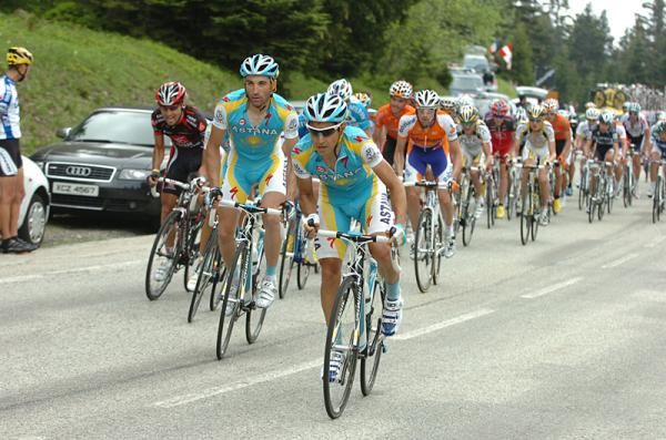 The Astana team reacts to the attack of Brajkovic.