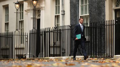  Jeremy Hunt leaves Downing Street to present the Autumn Statement 
