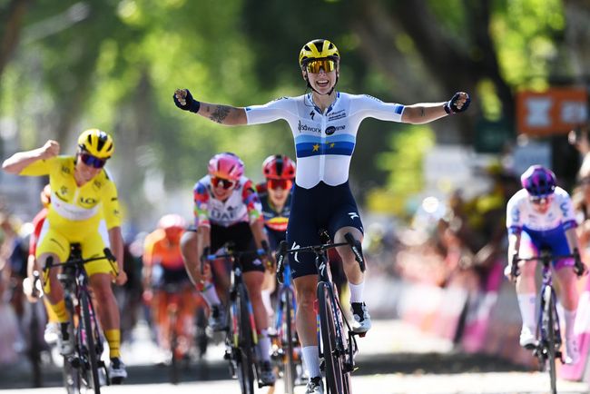 Lorena Wiebes batte in volata le avversarie al termine della terza tappa del Tour de France femminile (foto Tim de Waele / Getty Images) 