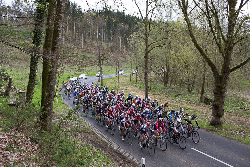 The peloton rides together in the opening kilometers of the first, 106.9km road race stage of Elsy Jacobs