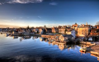 picture of small town in New Hampshire on the water