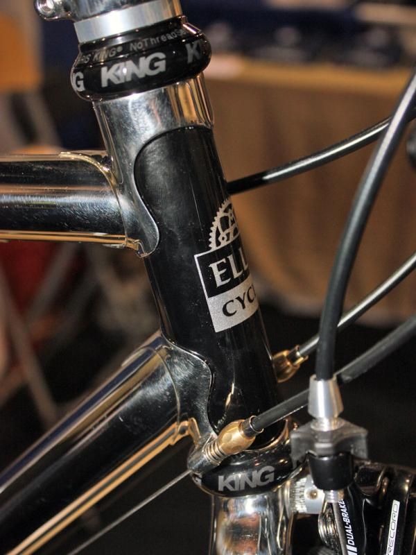 Barrel adjusters are integrated into the lower head tube lug.