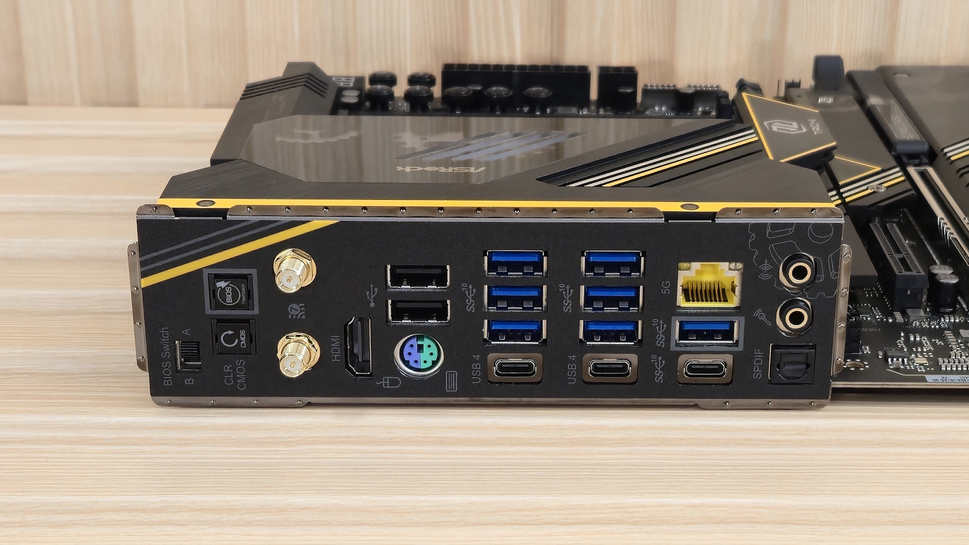 ASRock X870E Taichi OCF - Rear IO