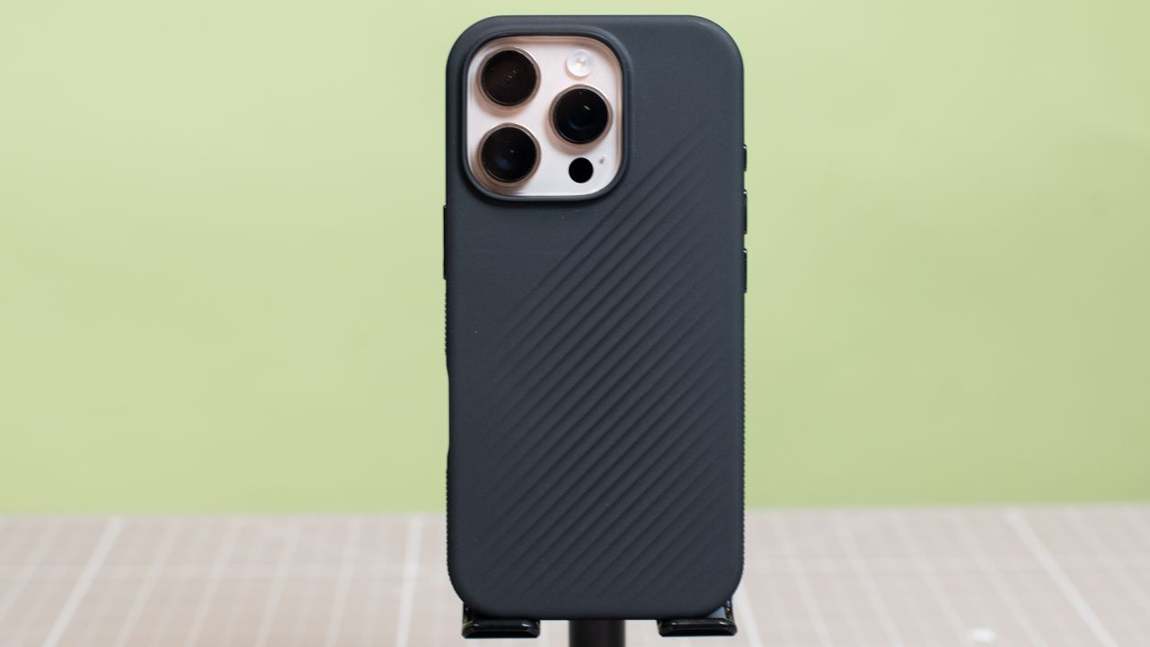 Zagg Luxe Snap from back showing ridges and texture on back of black case