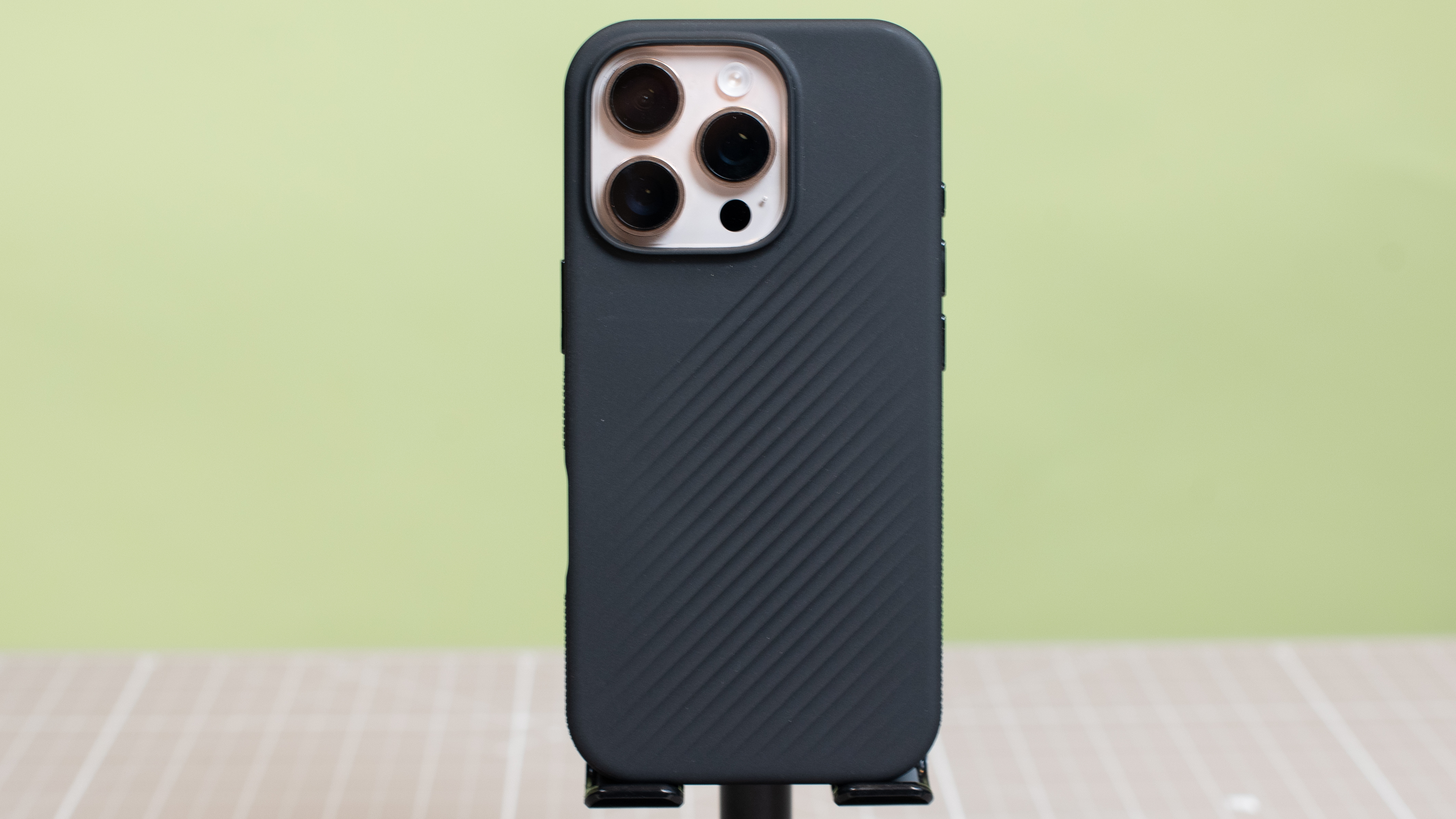 Zagg Luxe Snap from back showing ridges and texture on back of black case