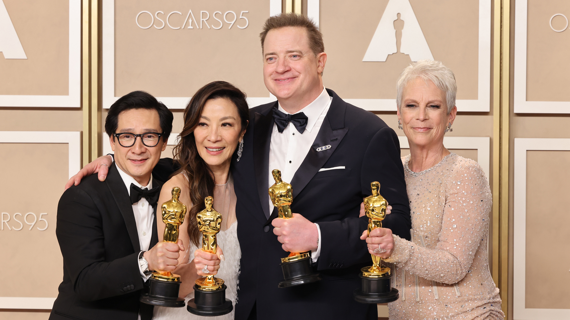 Brendan Fraser, Ke Huy Quan, Michelle Yeoh y Jamie Lee Curtis posan con sus trofeos de los Oscar