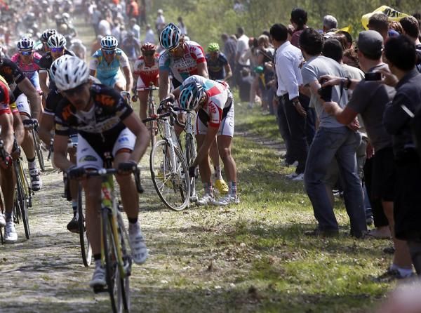 A good teammate stops to give a wheel to his captain.