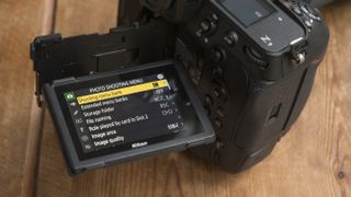 Den vinklingsbara skärmen på Nikon Z9