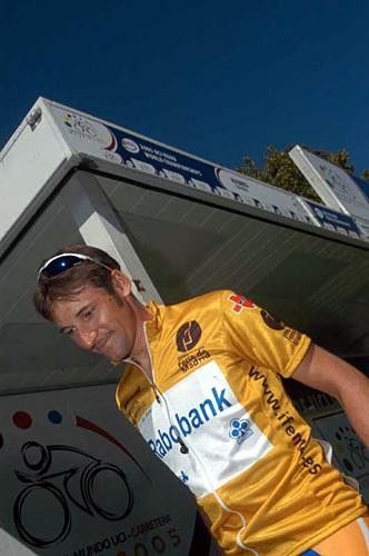 Denis Menchov (Rabobank) exits sign on