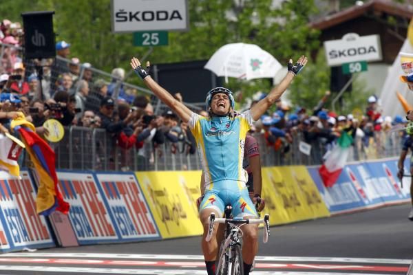 Paolo Tiralongo (Astana) celebrates his win at Marcugnaga ahead of Alberto Contador (Saxo Bank-SunGard).