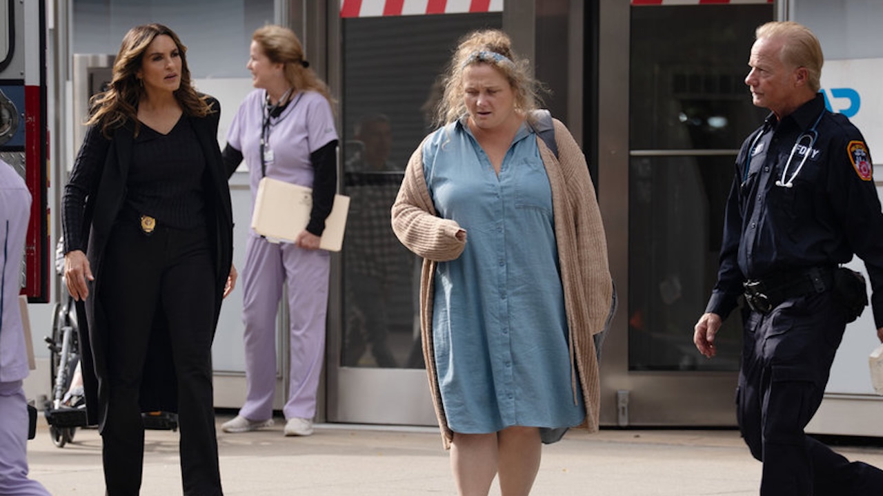 Benson walking after Natalie on the streets of NYC in Law &amp;amp; Order: SVU Season 27x05