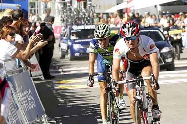 Efimkin with jersey wide open and Beltr&aacute;n heading to the finish.