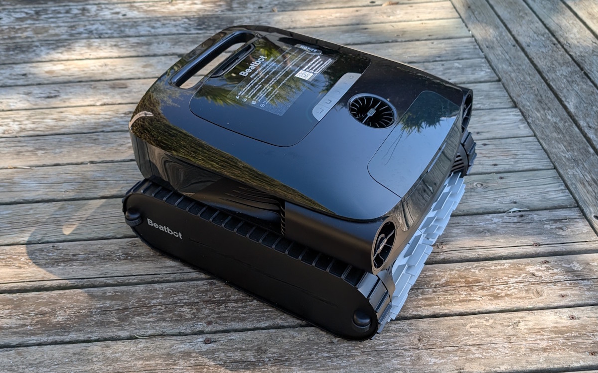 l&#039;aquasense 2 pro de beatbot posé sur une terrasse en bois