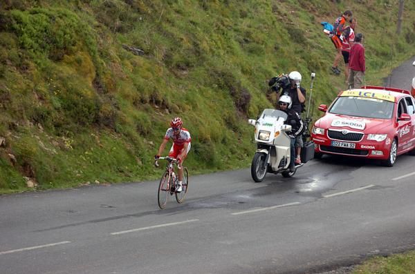 David Moncoutie (Cofidis) ascends the Col d&rsquo;Aubisque in pursuit of J&eacute;r&eacute;my Roy.