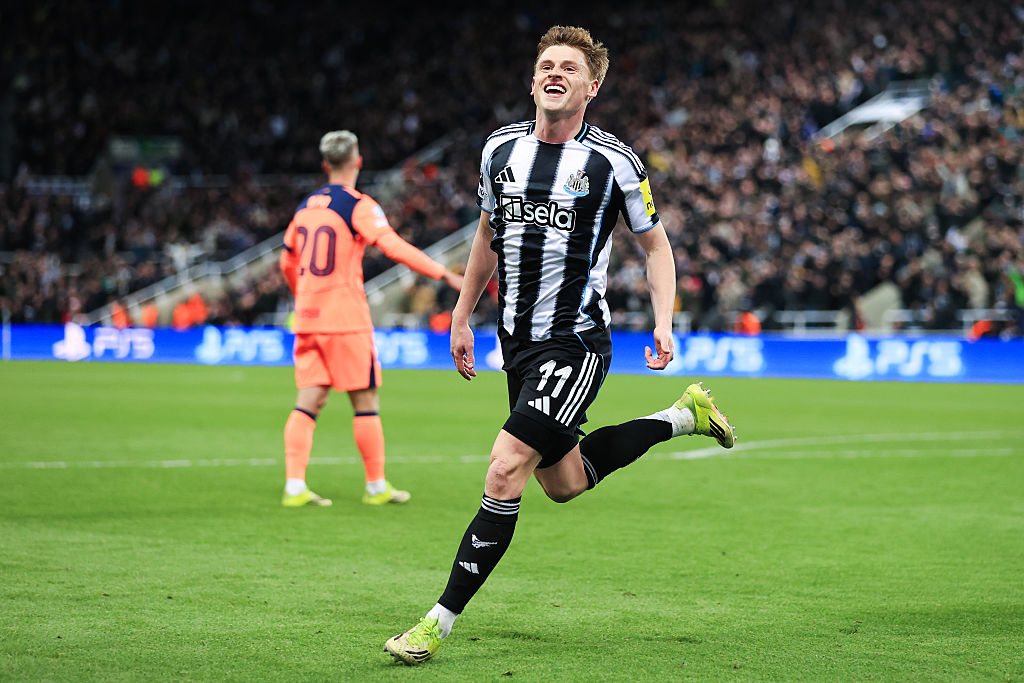 Harvey Barnes' late goal earned Newcastle a 1-1 draw with Barcelona