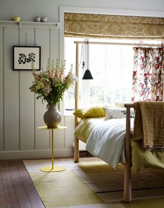 Cottage lighting ideas in a bedroom