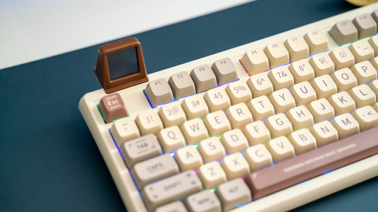 Epomaker RT100 on a desk pad
