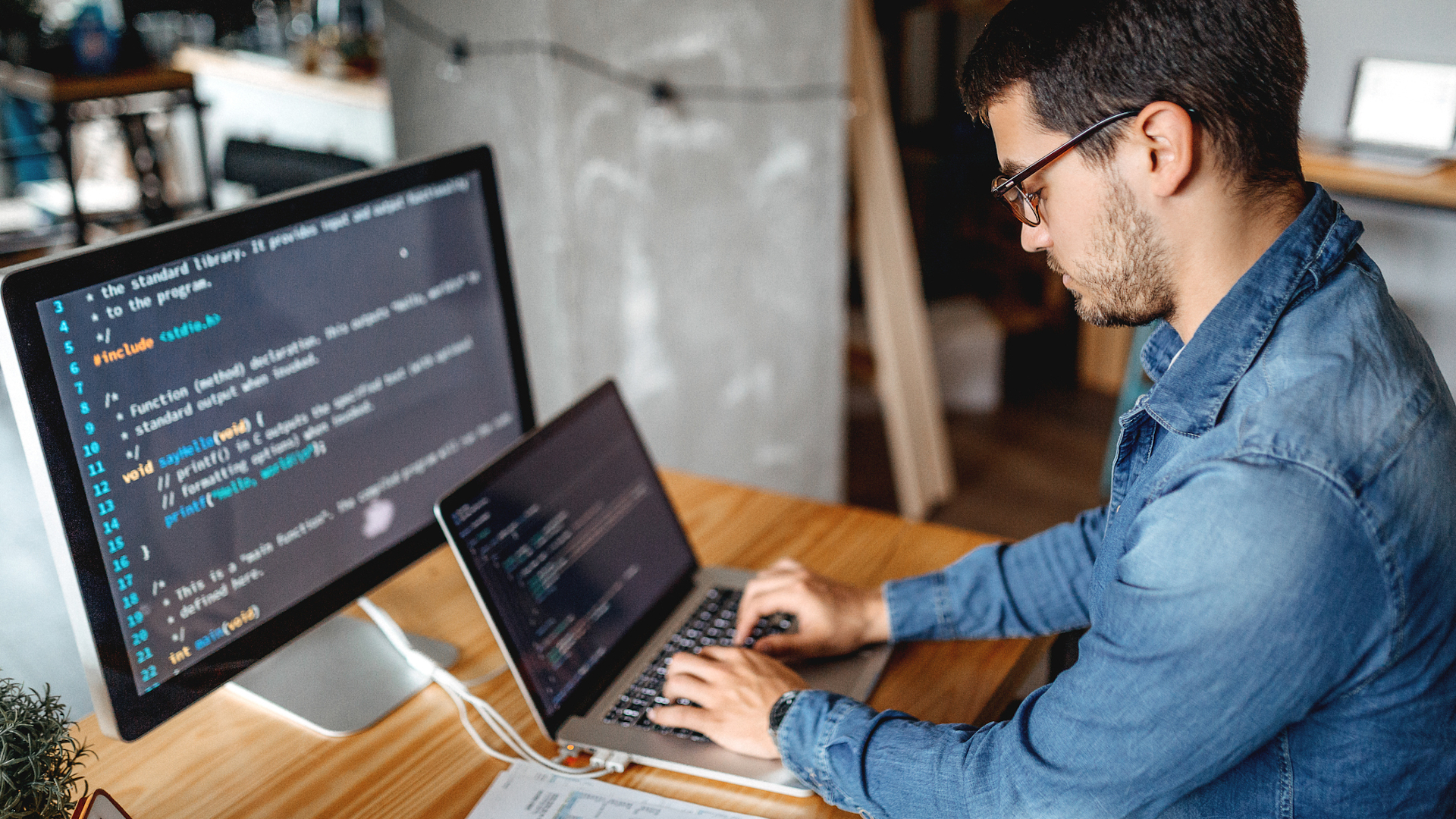 Computadora portátil para codificar y programar - GettyImages-1221204650