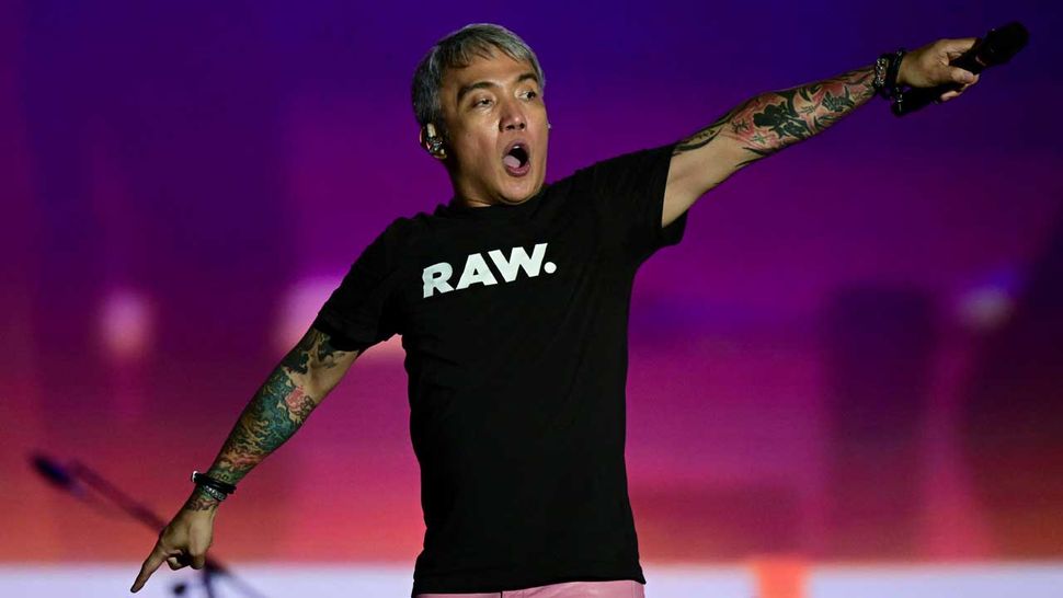Andy Cohen Drunkenly Calls Arnel Pineda-fronted Journey Fake ... Arnel Pineda invites fans to vote him out of Journey after criticism of
