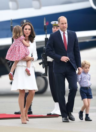 Kate Middleton perfect - Princess Charlotte, Catherine, Duchess of Cambridge, Prince George and Prince William, Duke of Cambridge arrive at Warsaw airport ahead of their Royal Tour of Poland and Germany on July 17, 2017 in Warsaw, Poland