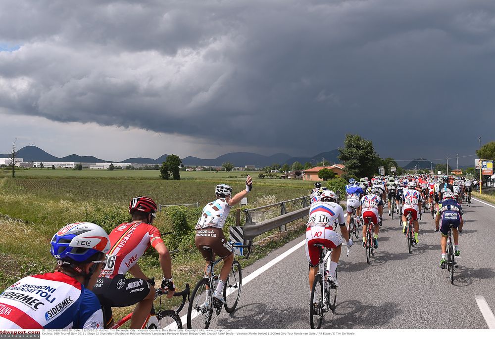 Dark clouds foreshadow the wet end to today's stage.