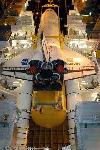 Shuttle Engineers Begin Attaching Discovery's New Fuel Tank