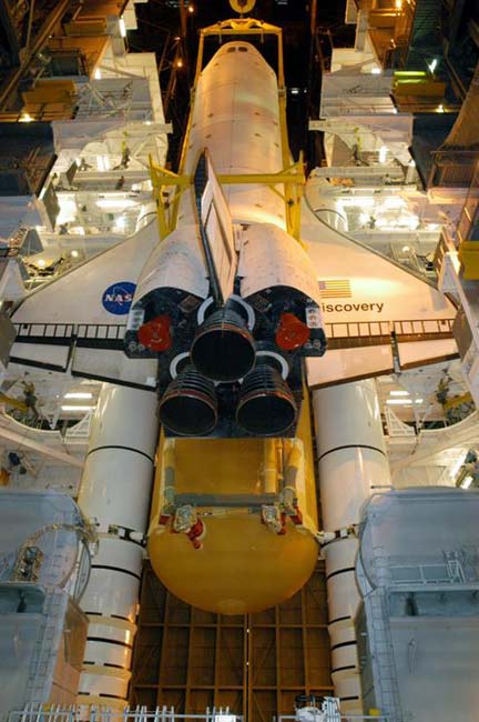 Shuttle Engineers Begin Attaching Discovery&#039;s New Fuel Tank