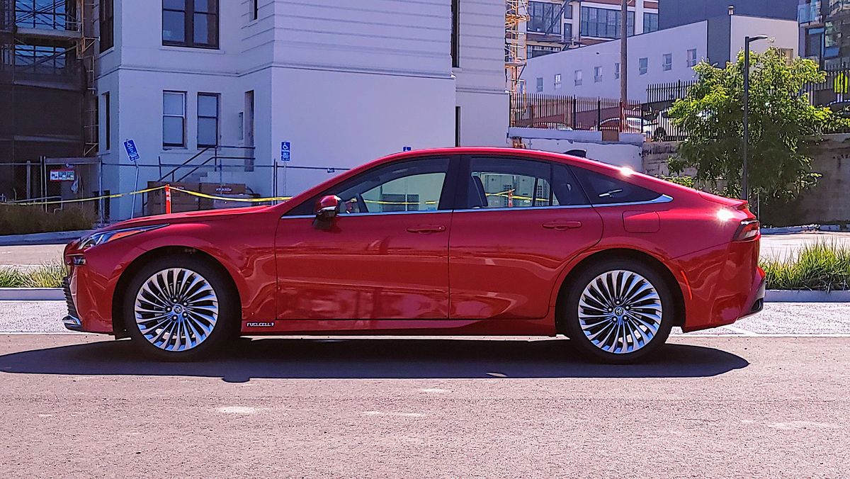 Side profile of the Toyota Mirai (2021)