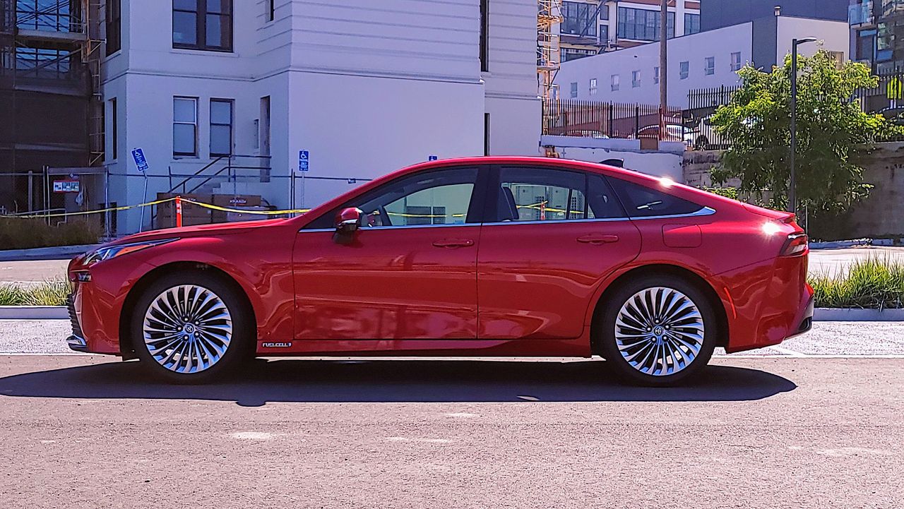 Side profile of the Toyota Mirai (2021)