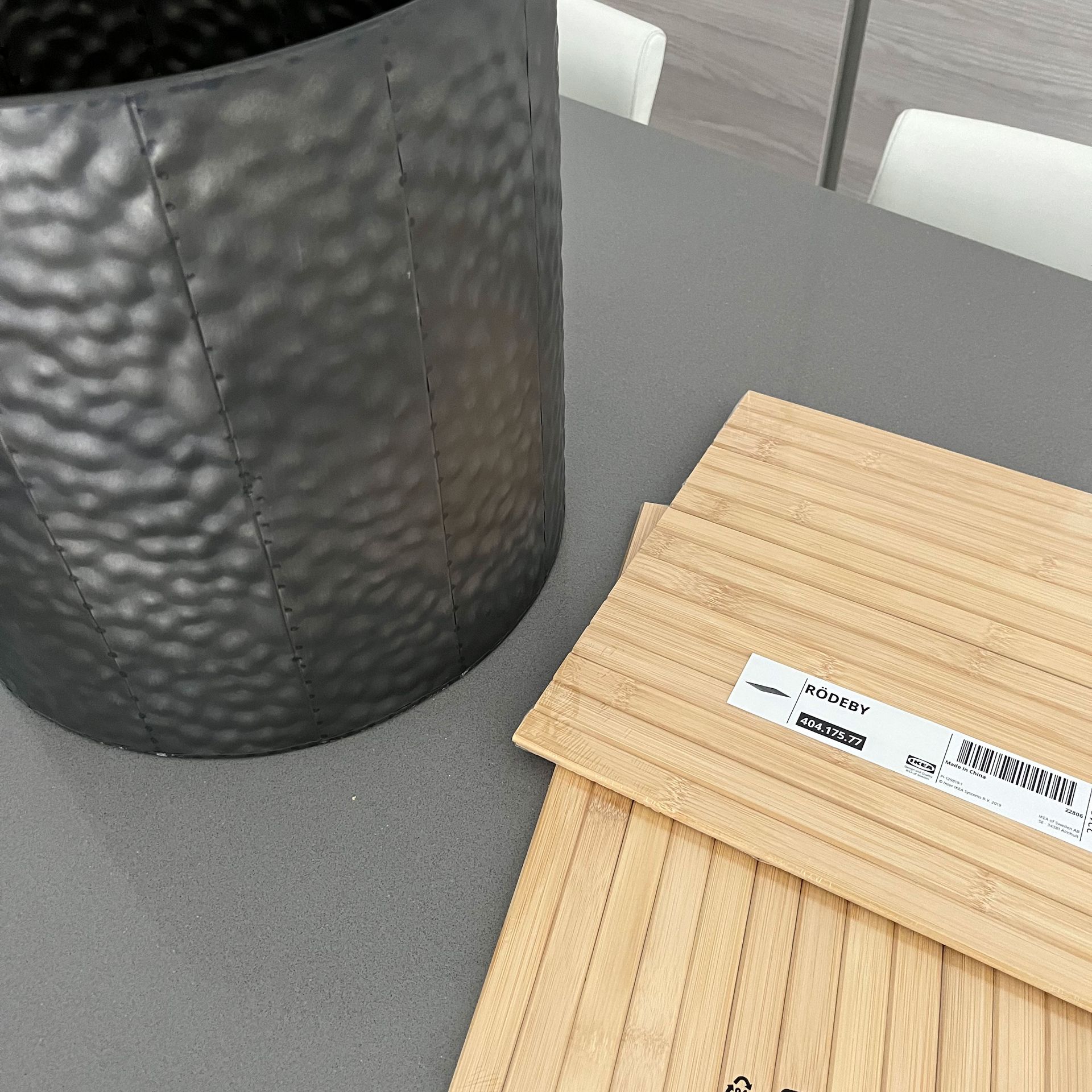 Semua meja kopi DIY bergalur putih di ruang tamu putih