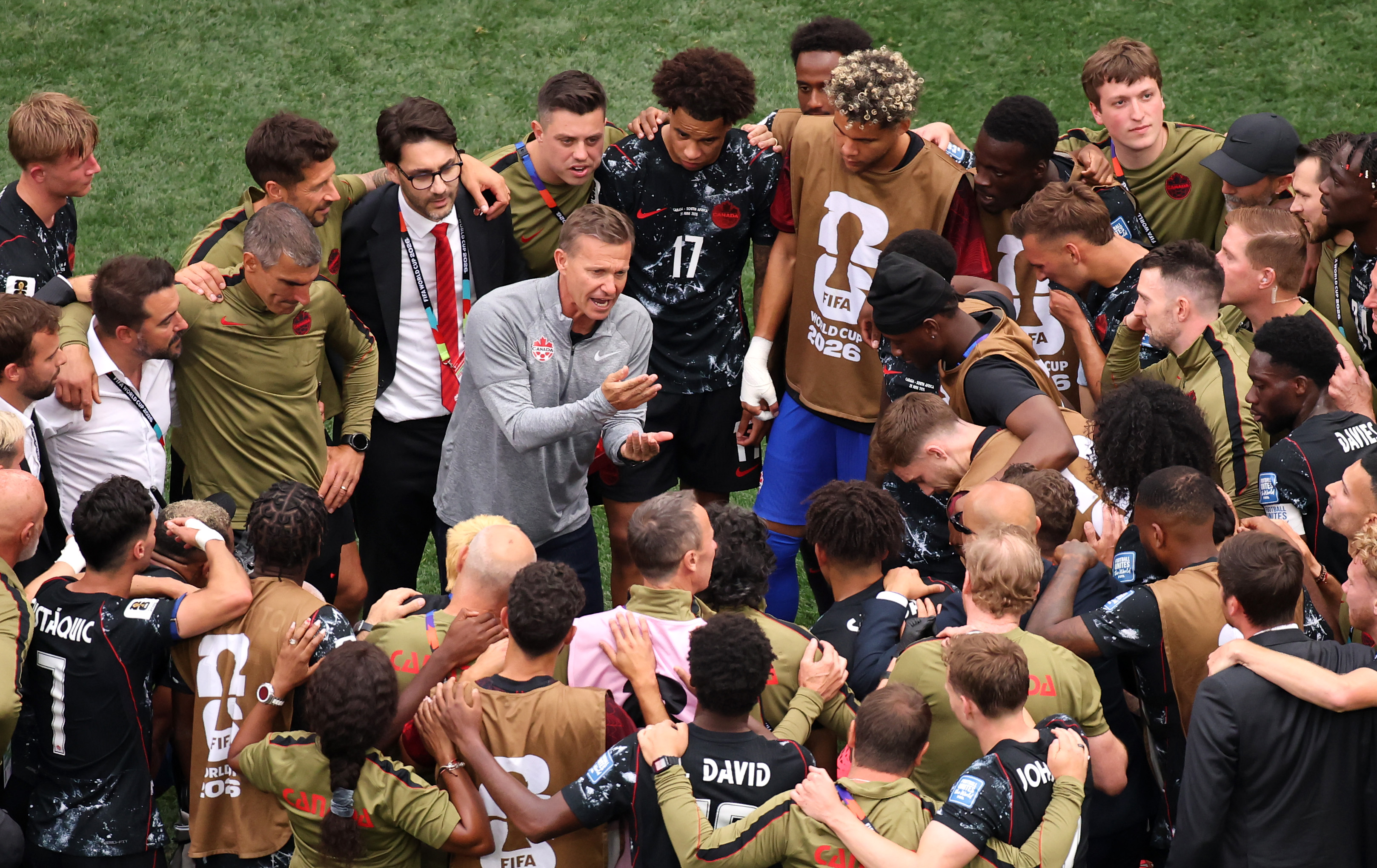 INGLEWOOD, CALIFÓRNIA - 28 DE JUNHO: Jesse Marsch, técnico do Canadá, fala com seus jogadores reunidos após a vitória do time e o avanço de seu time para as oitavas de final após a partida das oitavas de final da Copa do Mundo FIFA 2026 entre a África do Sul 2026 Rodadas de 32 entre África do Sul, California Stadium2 e Canadá no Los Angeles Stadium2 em 2 de junho.