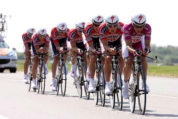Robbie Mcewen leads Davitamon into battle, wearing the purple jersey of sprint points leader.