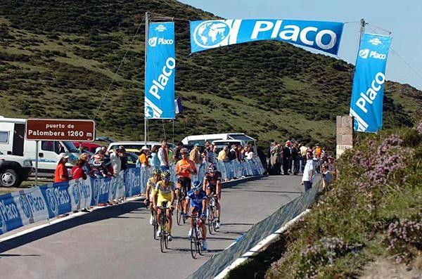 Chasers crest the Puerto de la Palombera