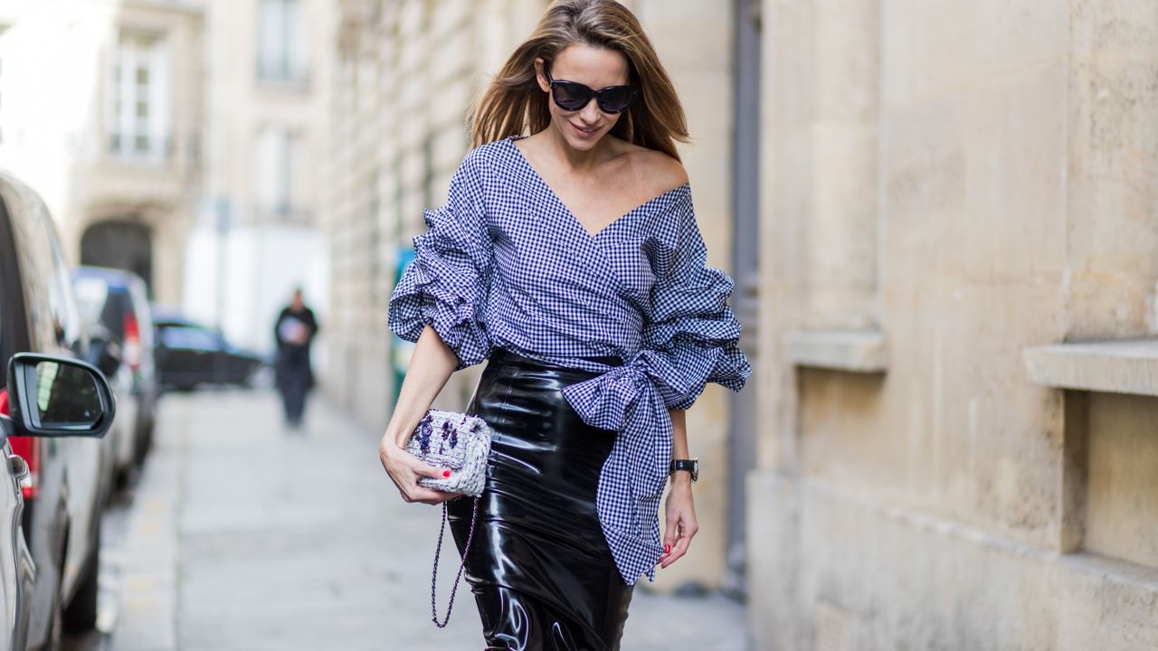 Street Style : Day Four- Paris Fashion Week Womenswear Fall/Winter 2017/2018