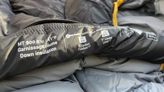 The label of a Forclaz Trekking Sleeping Bag MT900 5°C Down, showing the fiber information and comfort levels.