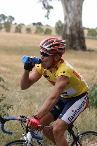 Robbie McEwen (Davitamon-Lotto) has a drink on a humid day