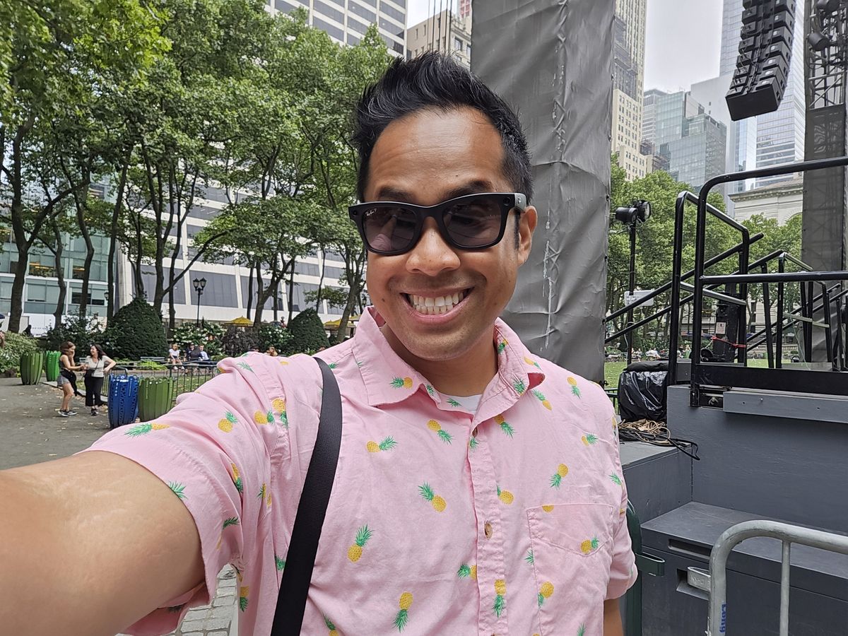 Samsung Galaxy Z Fold 6 outer screen selfie sample.
