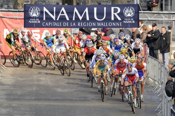 Zdenek Stybar (Telenet Fidea) takes the hole shot in Namur.