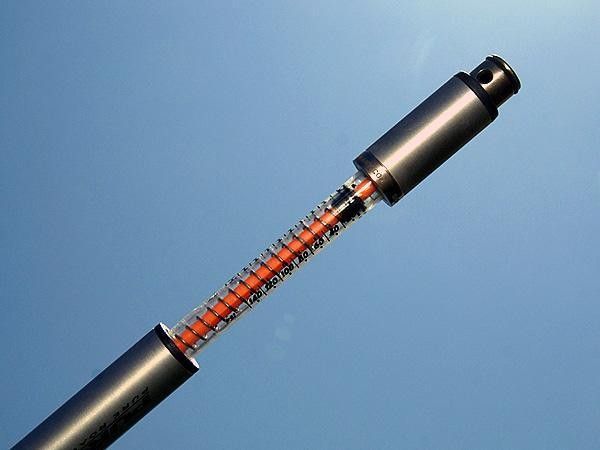 An internal pump cleverly indicates inflation pressure without adding much weight or hardware.