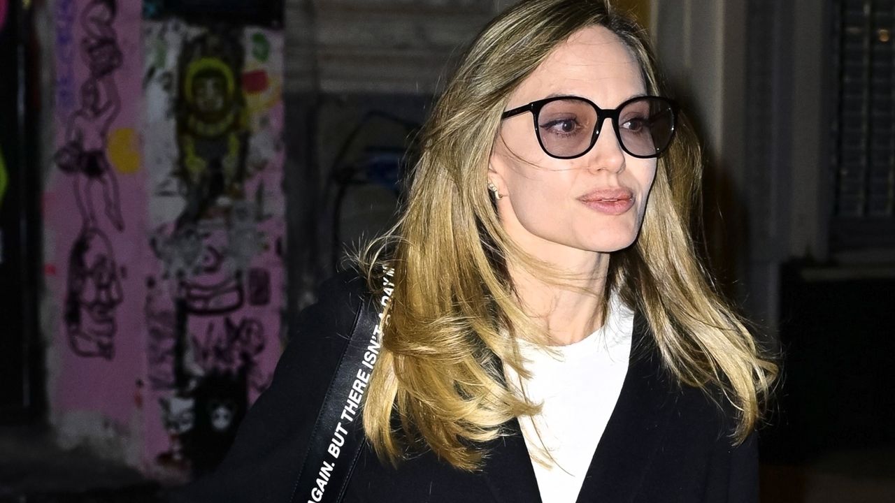 Angelina Jolie with blonde hair in new york city