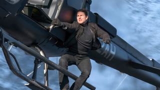 Ethan Hunt hänger från en helikopter i Mission: Impossible - Fallout.