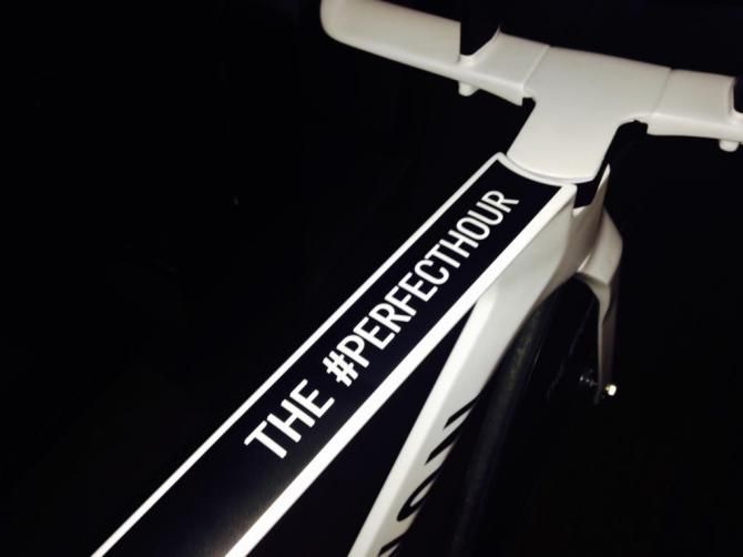 The #perfecthour hashtag is on the aero top tube