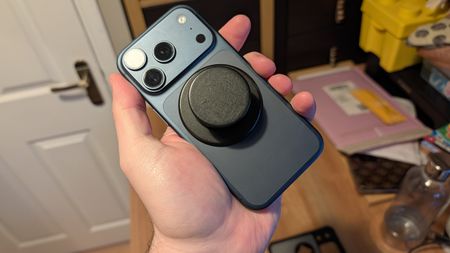popsocket with magsafe on an iPhone 17 Pro