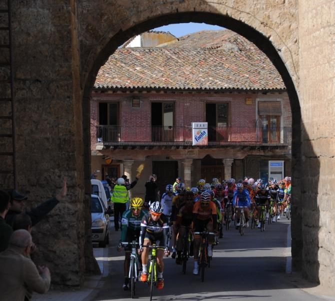 The peloton rides through a monument at Villabr&aacute;gima