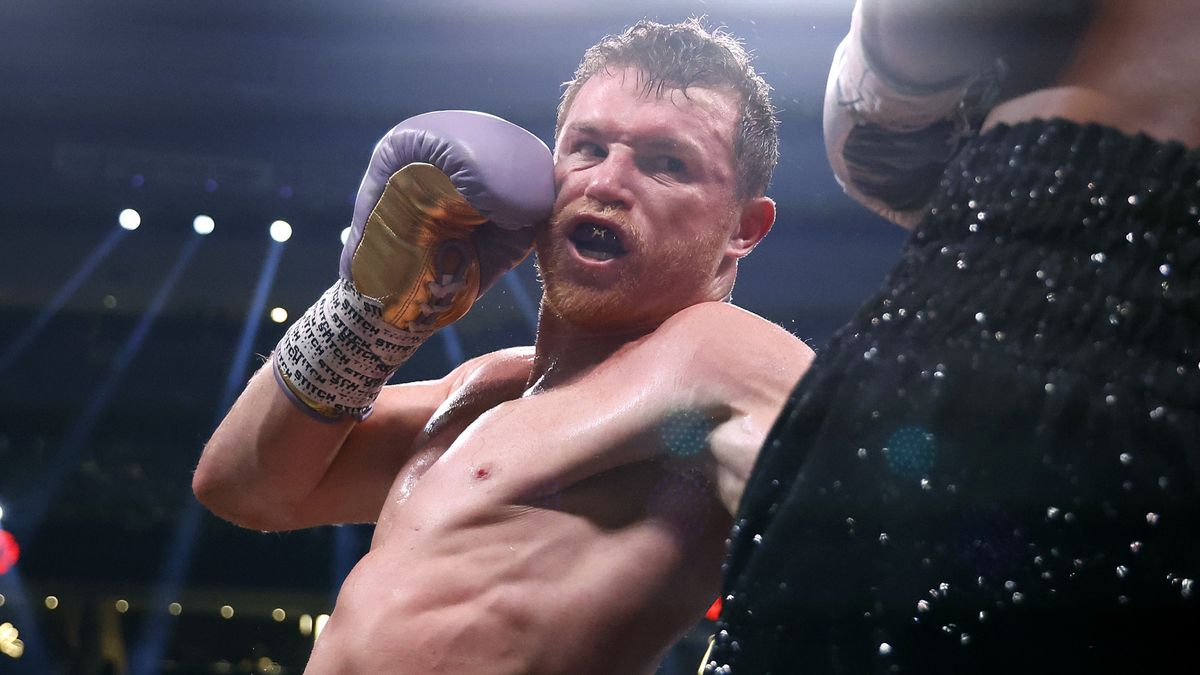 Saul &#039;Canelo&#039; Alvarez throws a left hook