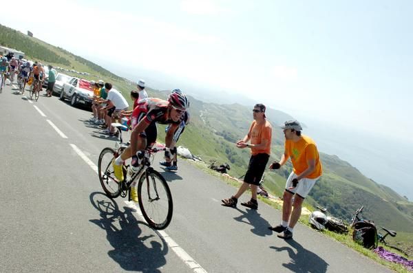 Luis Leon Sanchez (Caisse d'Epargne) sparks the winning trio.